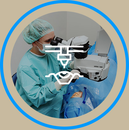 AugenOperationsCentrum Bayreuth: Ärztin bei der Vorbereitung einer anstehenden Augenoperation
