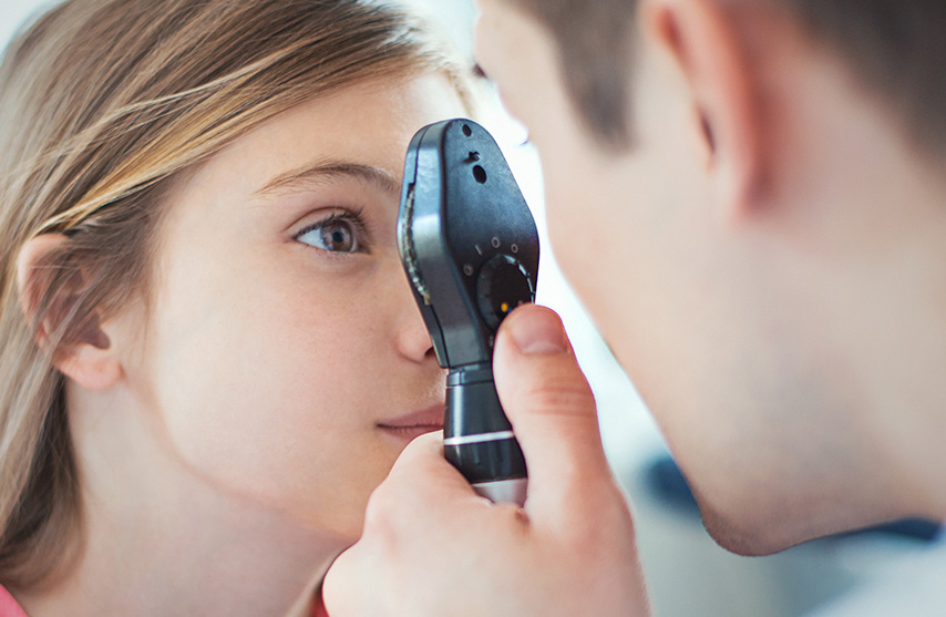 Augenuntersuchung eines jungen Kindes in der Augenarztpraxis AugenCentrum Bayreuth und Pegnitz