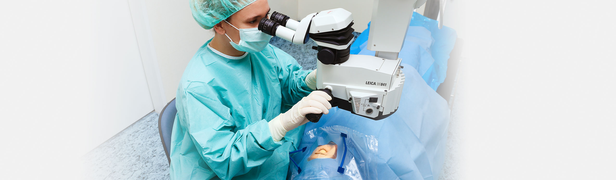 AugenOperationsCentrum Bayreuth: Ärztin bei der Vorbereitung einer anstehenden Augenoperation